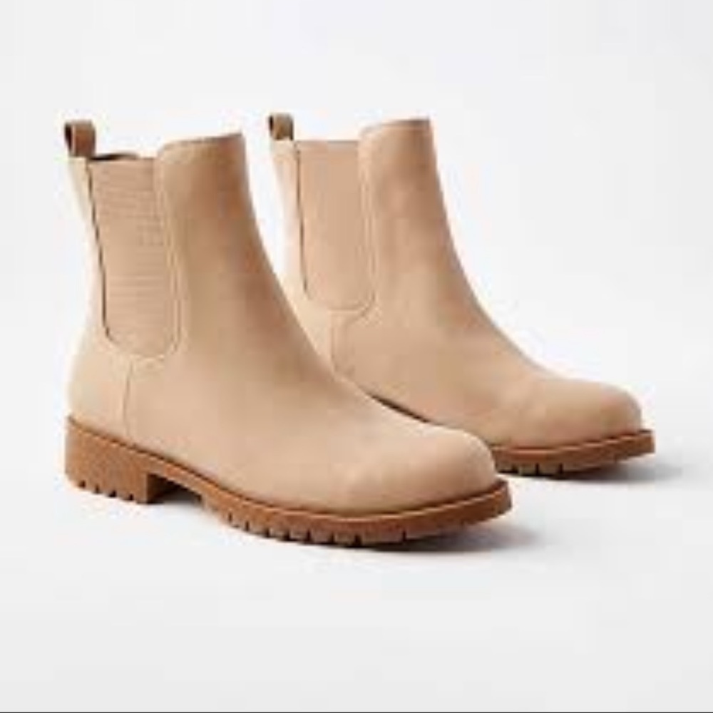 LOFT Chelsea Booties 🤍